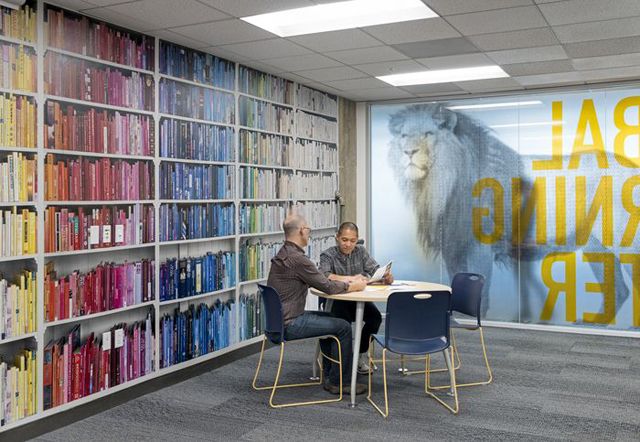 創(chuàng)意辦公室裝修設(shè)計(jì).jpg 創(chuàng)意辦公室裝修設(shè)計(jì).jpg